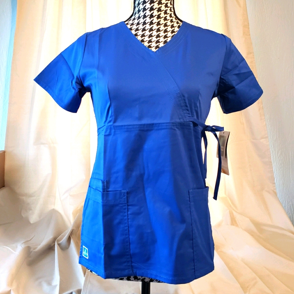 ADAR MEDICAL: NURSES POP STRETCH SCRUB TOP.